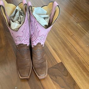 Justin Woman’s Western Boot. Coffee Westerner. Pink Luscious.